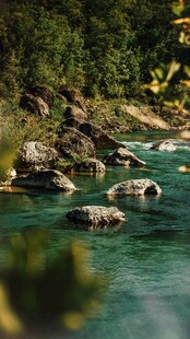 山间碧溪中的嶙峋怪石