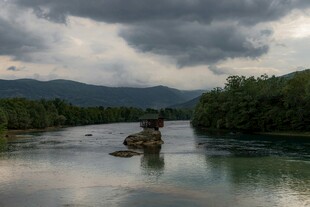 河畔风景 水中孤石映天色