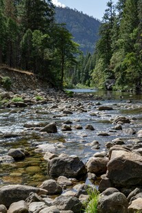 山间溪流遍布嶙峋怪石