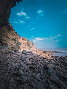 海边洞穴外的壮丽风景