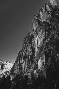 巍峨峻峭的黑色山峰