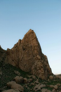 巍峨孤峰屹立天地间