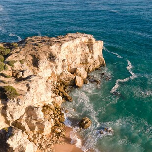 海边嶙峋岩石与碧蓝海水