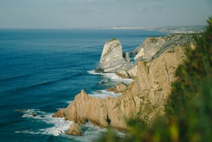 海岸边嶙峋岩石与蔚蓝大海