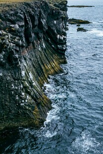 海边壮观的柱状玄武岩景观