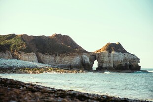海岸壮丽景观与天然石拱