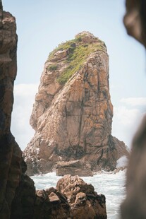 海边孤耸的奇特岩石