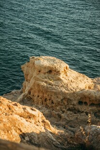 海边嶙峋岩石景观