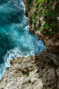 悬崖边的碧蓝海浪景观