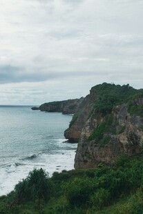 海岸边的山峦与葱郁植被
