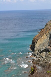 碧海与嶙峋礁石