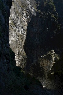 险峻山间景象