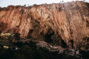 壮丽陡峭的红色岩石山壁