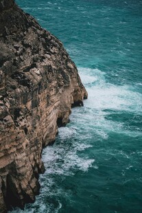 海边悬崖与汹涌海浪