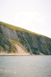 海岸边的陡峭崖壁