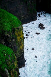 海岸悬崖边的翠绿景致