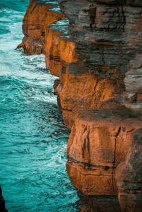 海边嶙峋岩石与碧蓝海水