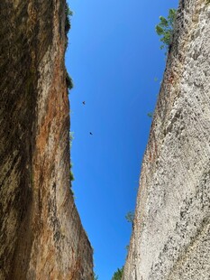 峡谷峭壁间的蓝天景致