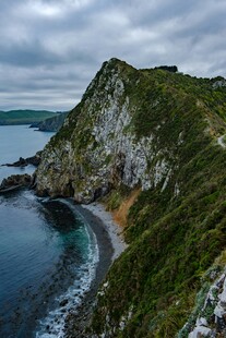 海岸边的陡峭岩石景观