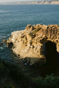 海边岩石洞穴景观