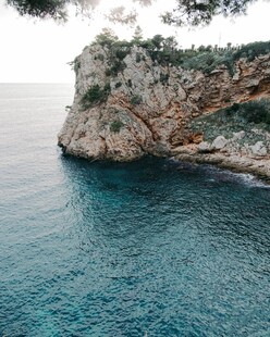 海边嶙峋岩石与碧蓝海水