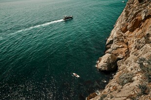 悬崖边的海上船只景观