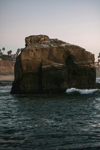 海边孤岩景观