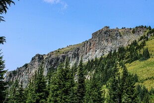 青山翠林间的壮美山峰