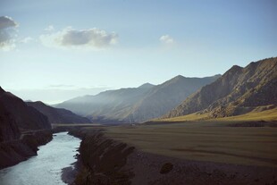 山间河畔美景