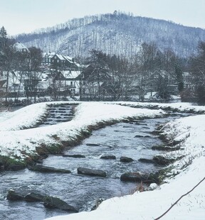 冬日溪边雪景