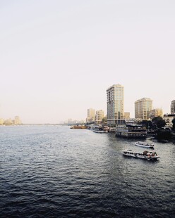 城市河畔船只风景