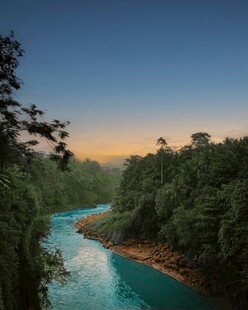 山间蓝河晨曦美景
