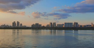 城市湖畔美丽黄昏景色