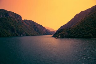 夕阳下的壮丽山水景色