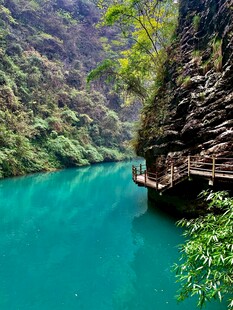 碧绿河谷中的栈道美景