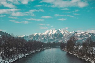 雪山下的宁静河流