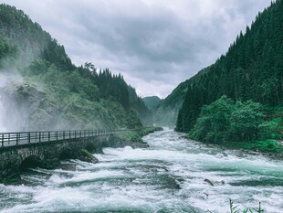 山间湍急河流与观景栈道