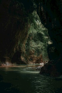 神秘洞穴中的幽绿河水
