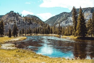 山间静谧湖泊美景
