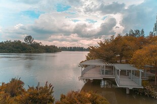 湖畔小屋秋景