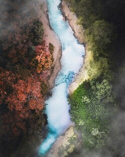 山间蓝溪穿林而过