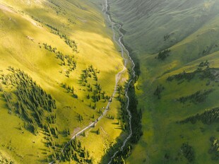 山间蜿蜒公路的美丽景致