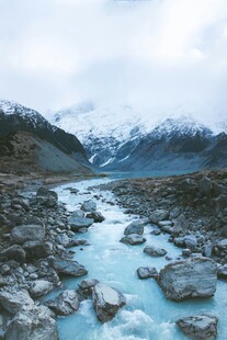 山间溪流与远处雪山美景