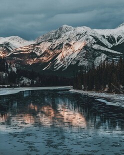 雪山湖泊美景倒影