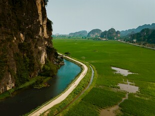 山间蜿蜒公路与绿野风光
