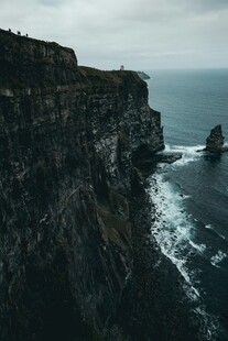 悬崖边的壮阔海景