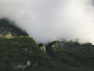云雾缭绕的山间美景