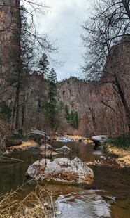 山间溪流与嶙峋岩石景观