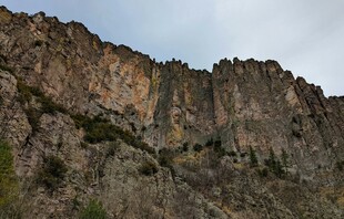 陡峭嶙峋的壮丽山壁
