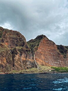 海上壮丽山峦景观